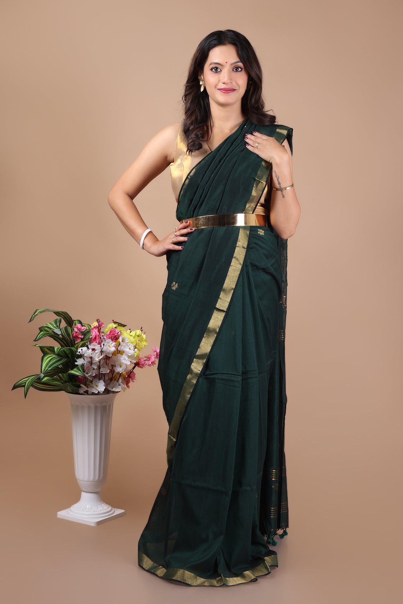 Ravi: Floral butti Mul Cotton Jamdani Saree _ Green