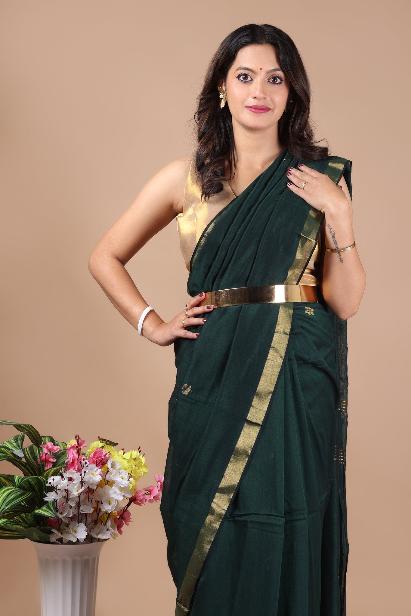 Ravi: Floral butti Mul Cotton Jamdani Saree _ Green