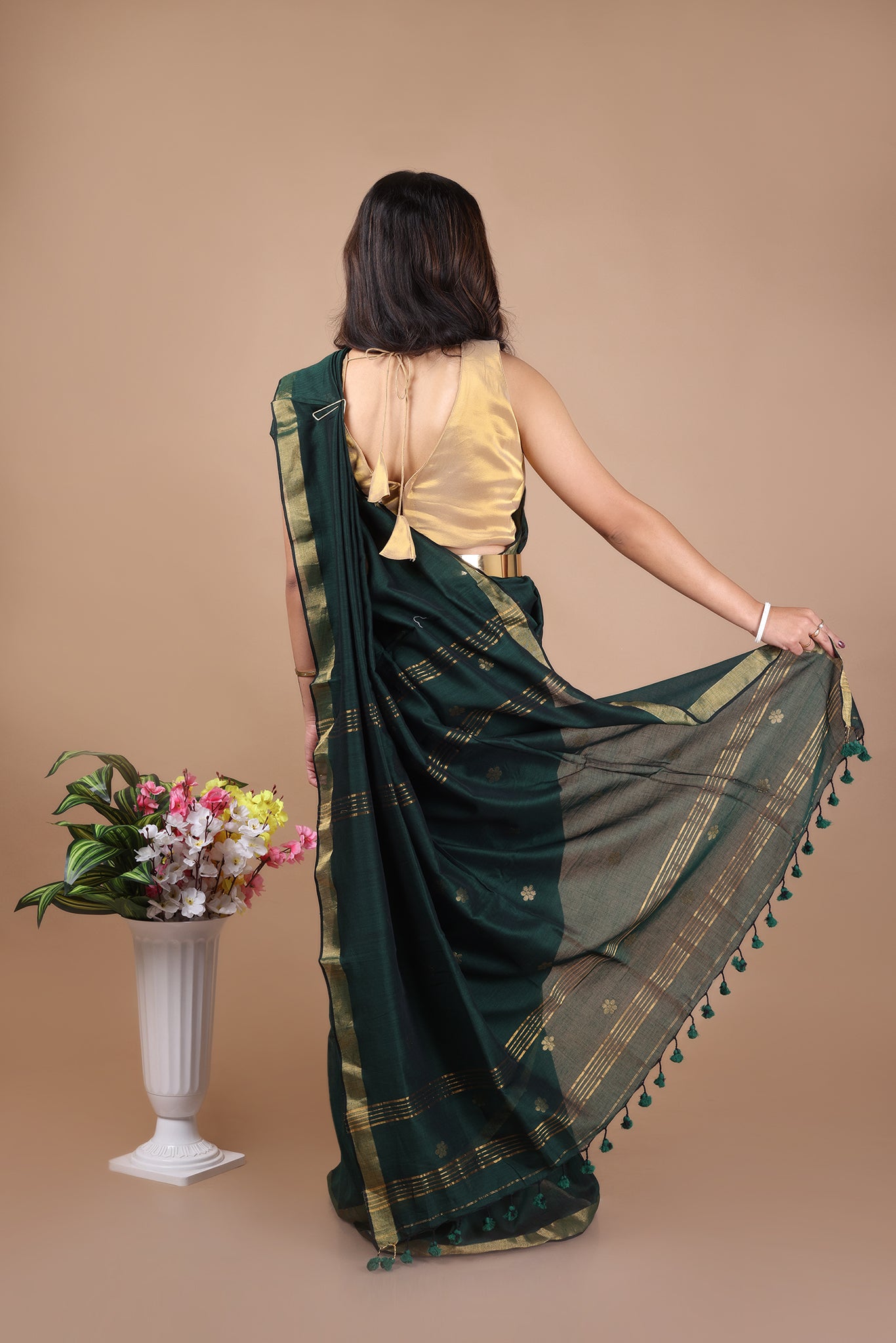 Ravi: Floral butti Mul Cotton Jamdani Saree _ Green