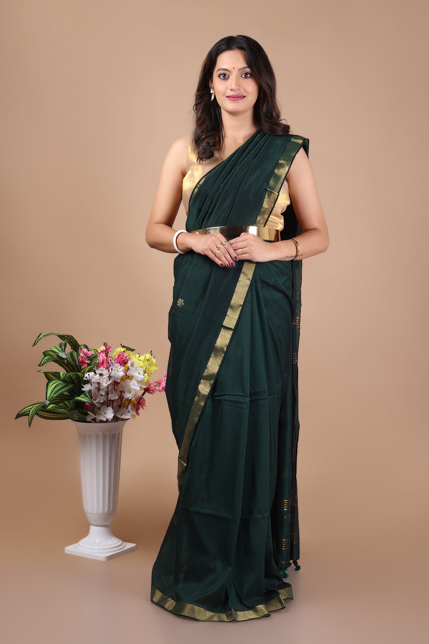 Ravi: Floral butti Mul Cotton Jamdani Saree _ Green
