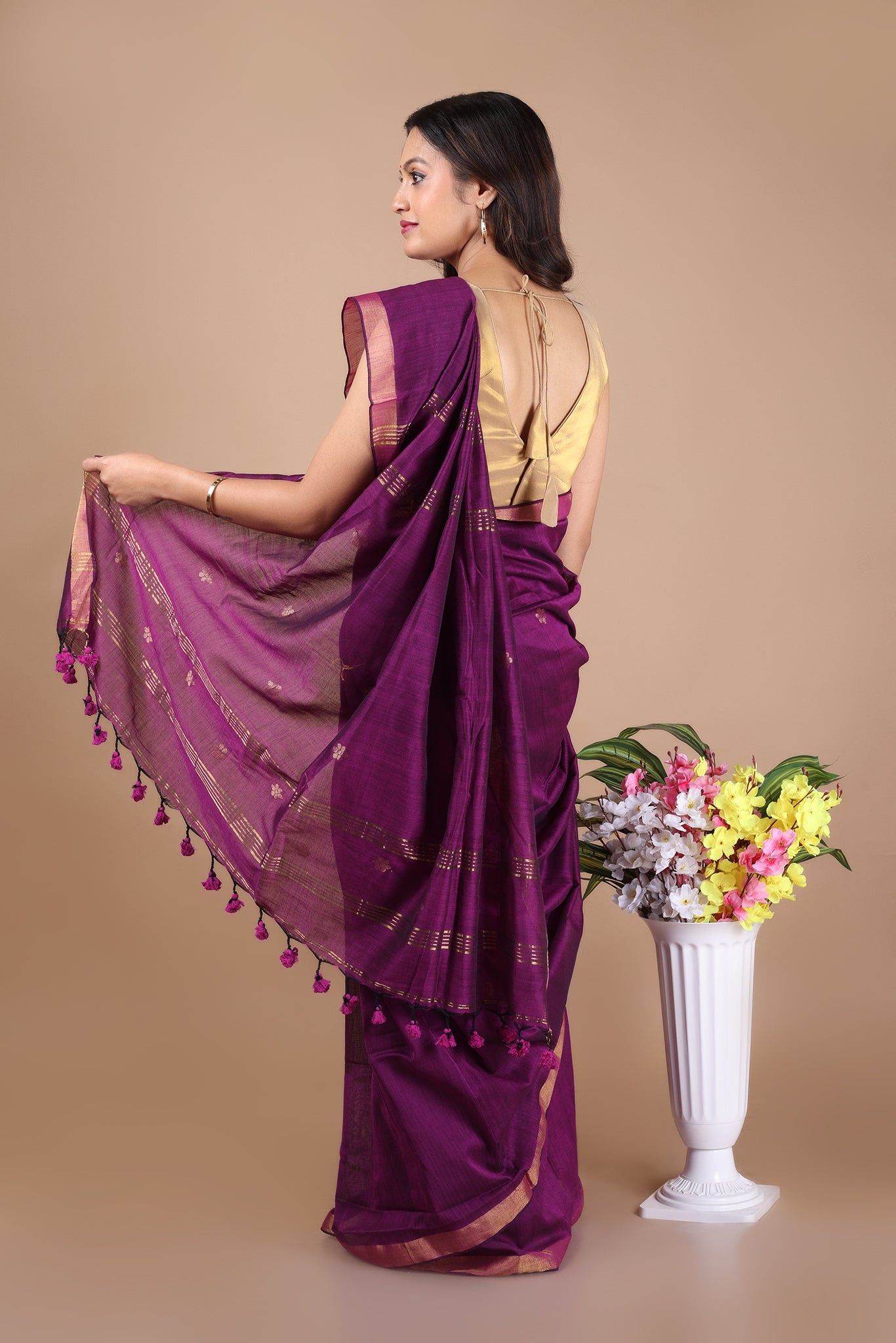 Ravi: Floral butti Mul Cotton Jamdani Saree