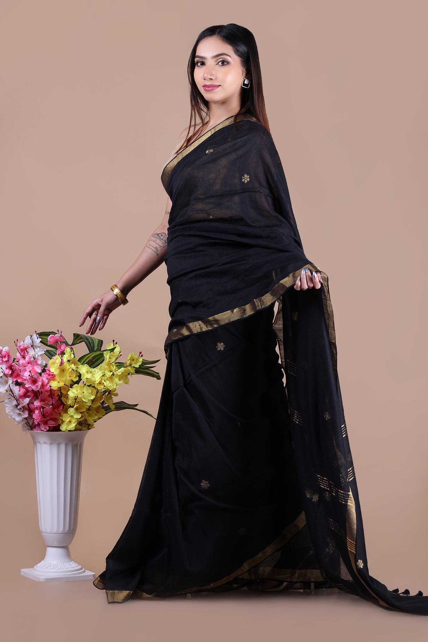 Ravi: Floral butti Mul Cotton Jamdani Saree_Black