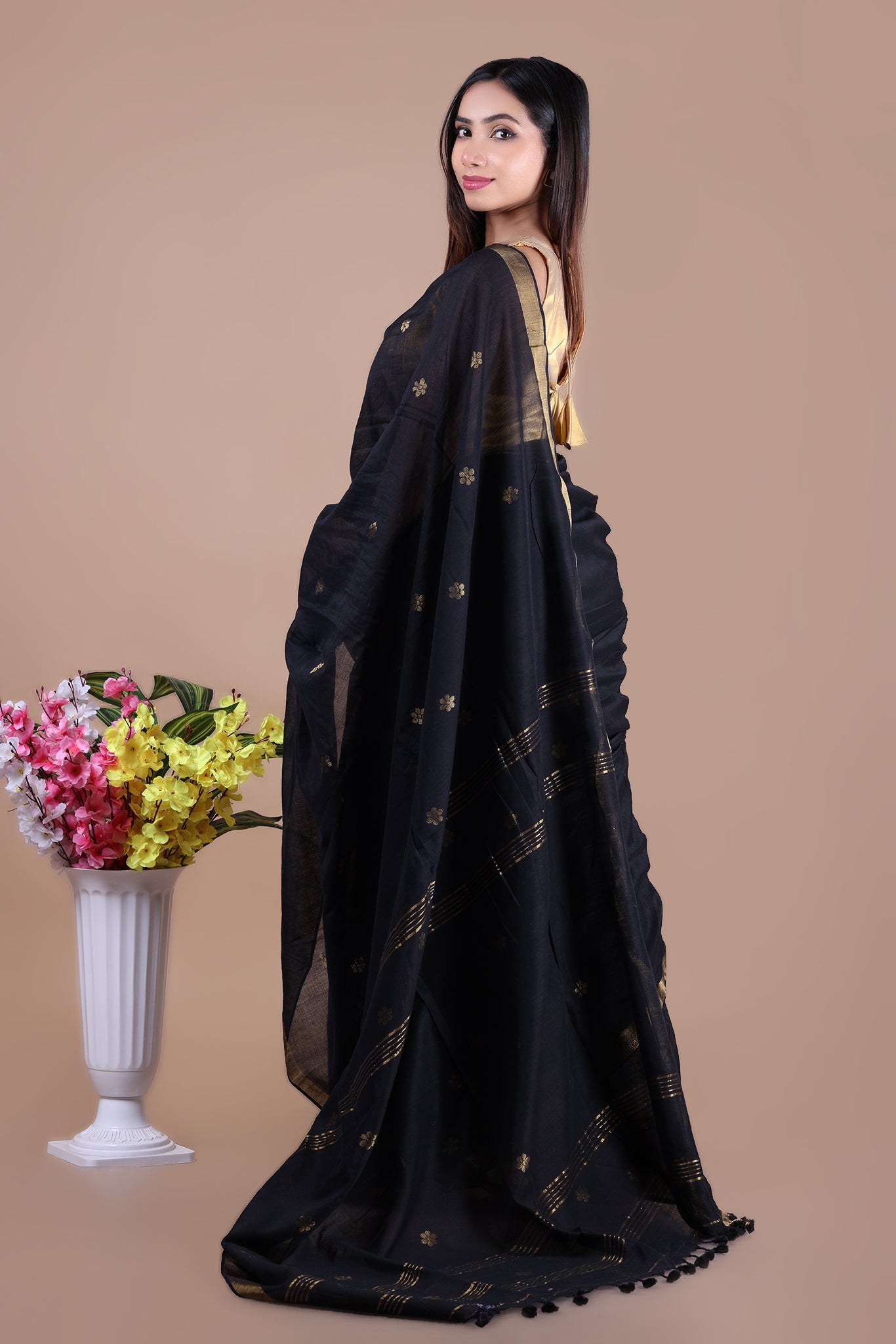 Ravi: Floral butti Mul Cotton Jamdani Saree_Black