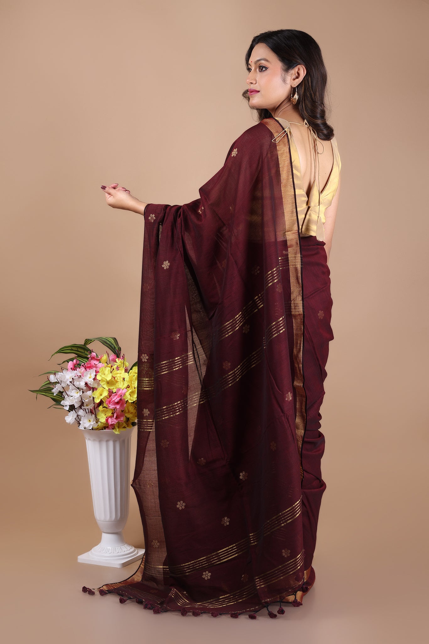 Ravi: Floral butti Mul Cotton Jamdani Saree