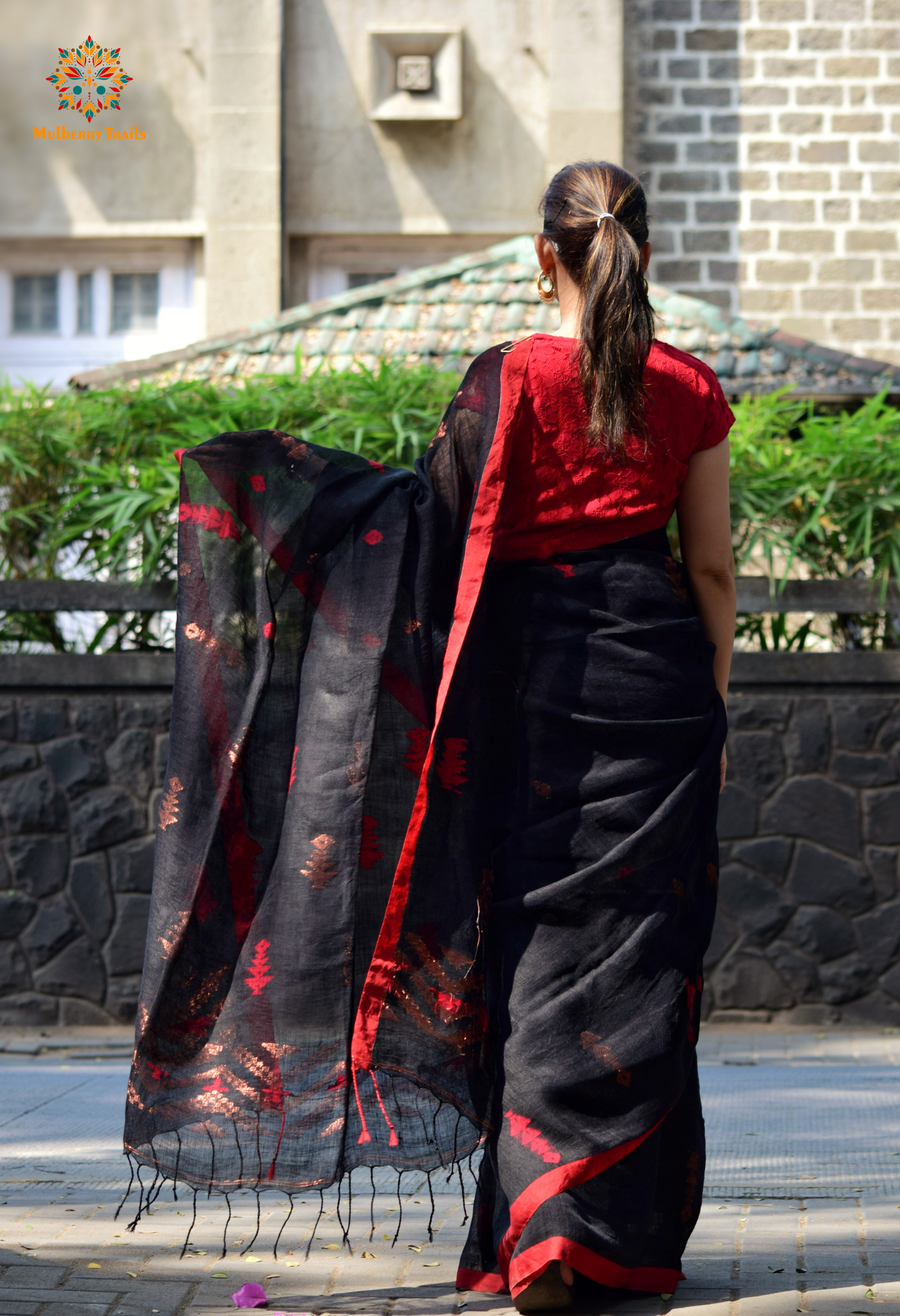 Gautami: Versatile Linen Sarees Black Red