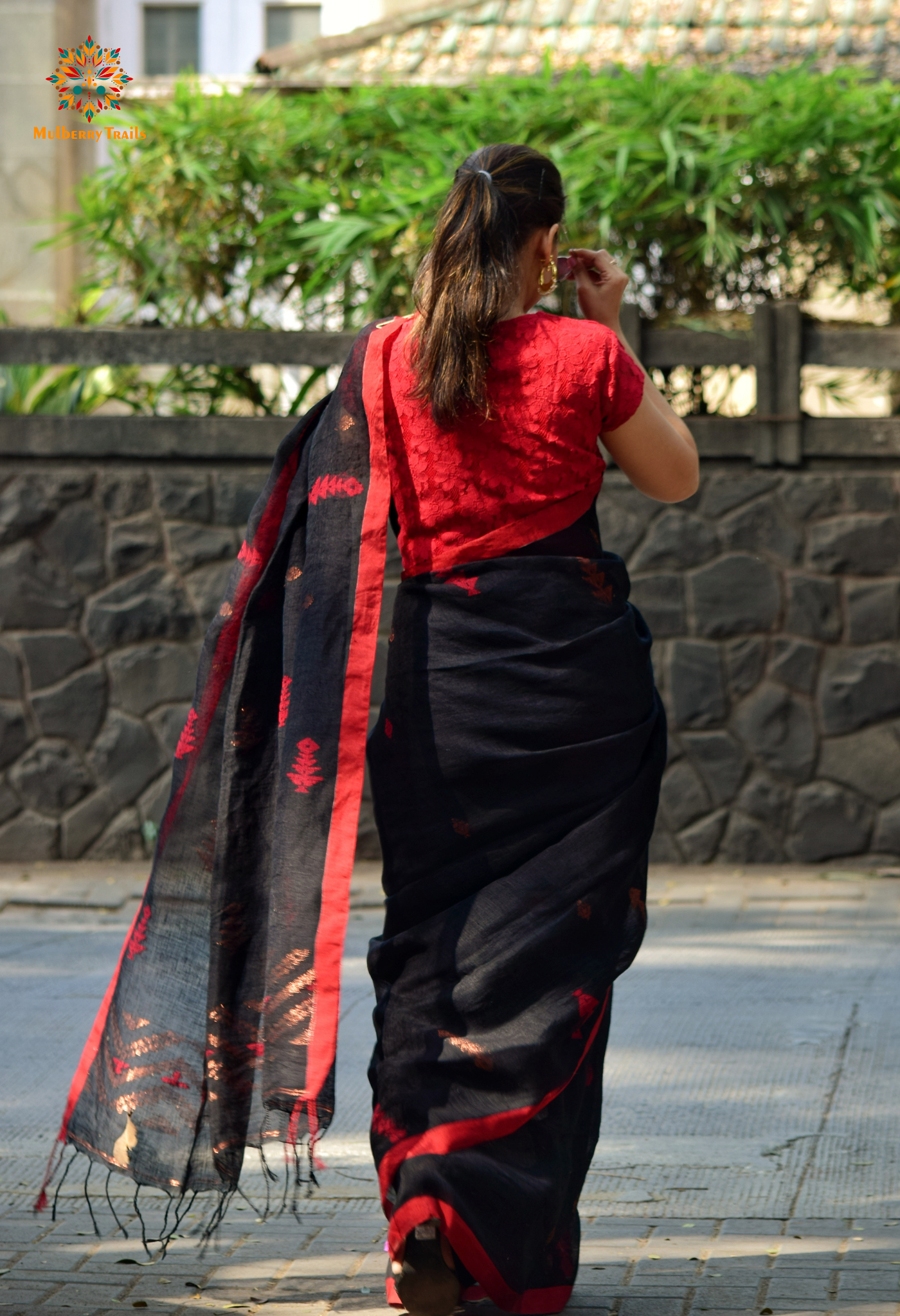 Gautami: Versatile Linen Sarees Black Red