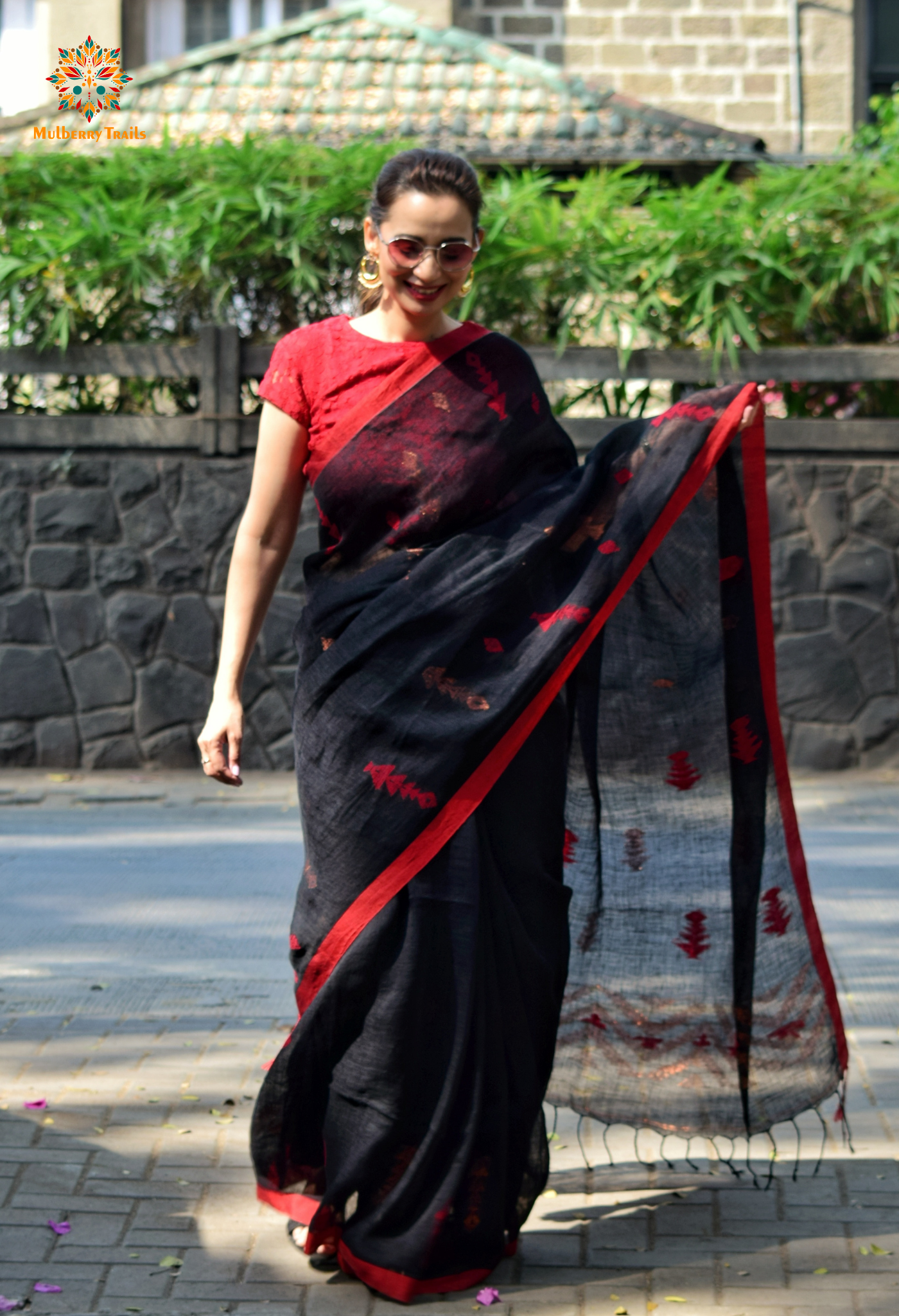 Gautami: Versatile Linen Sarees Black Red