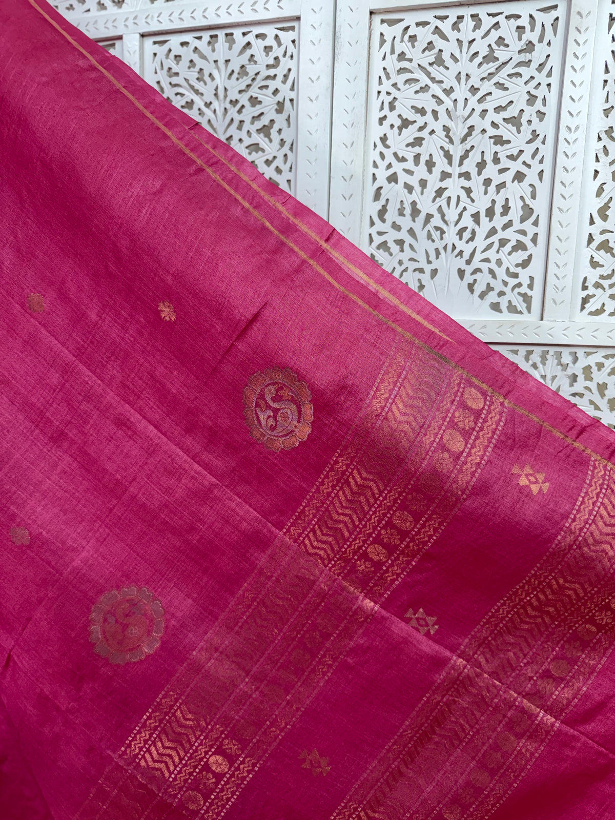 Meghana: Premiun Tusser silk Saree_Pink Swan motif