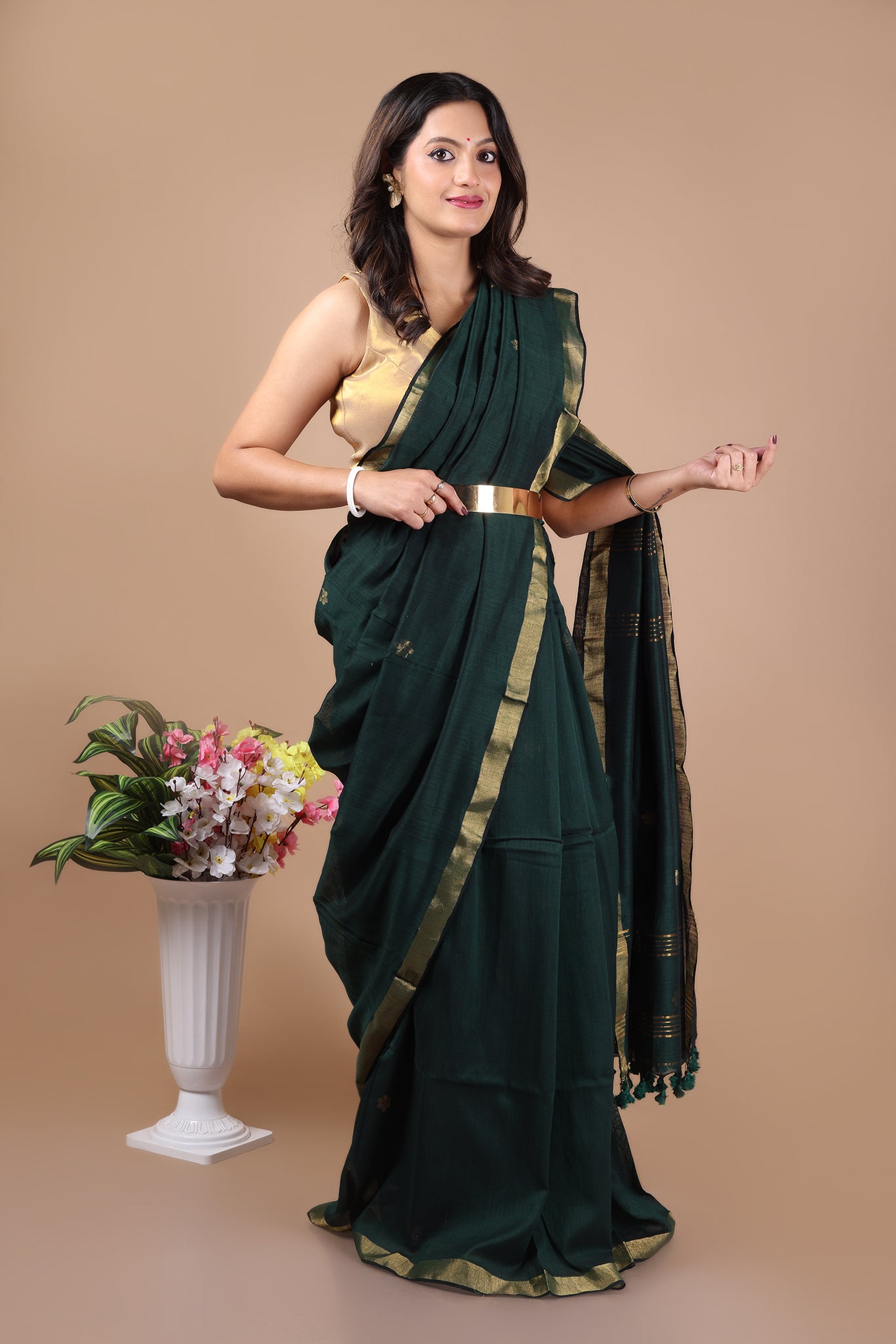 Ravi: Floral butti Mul Cotton Jamdani Saree _ Green