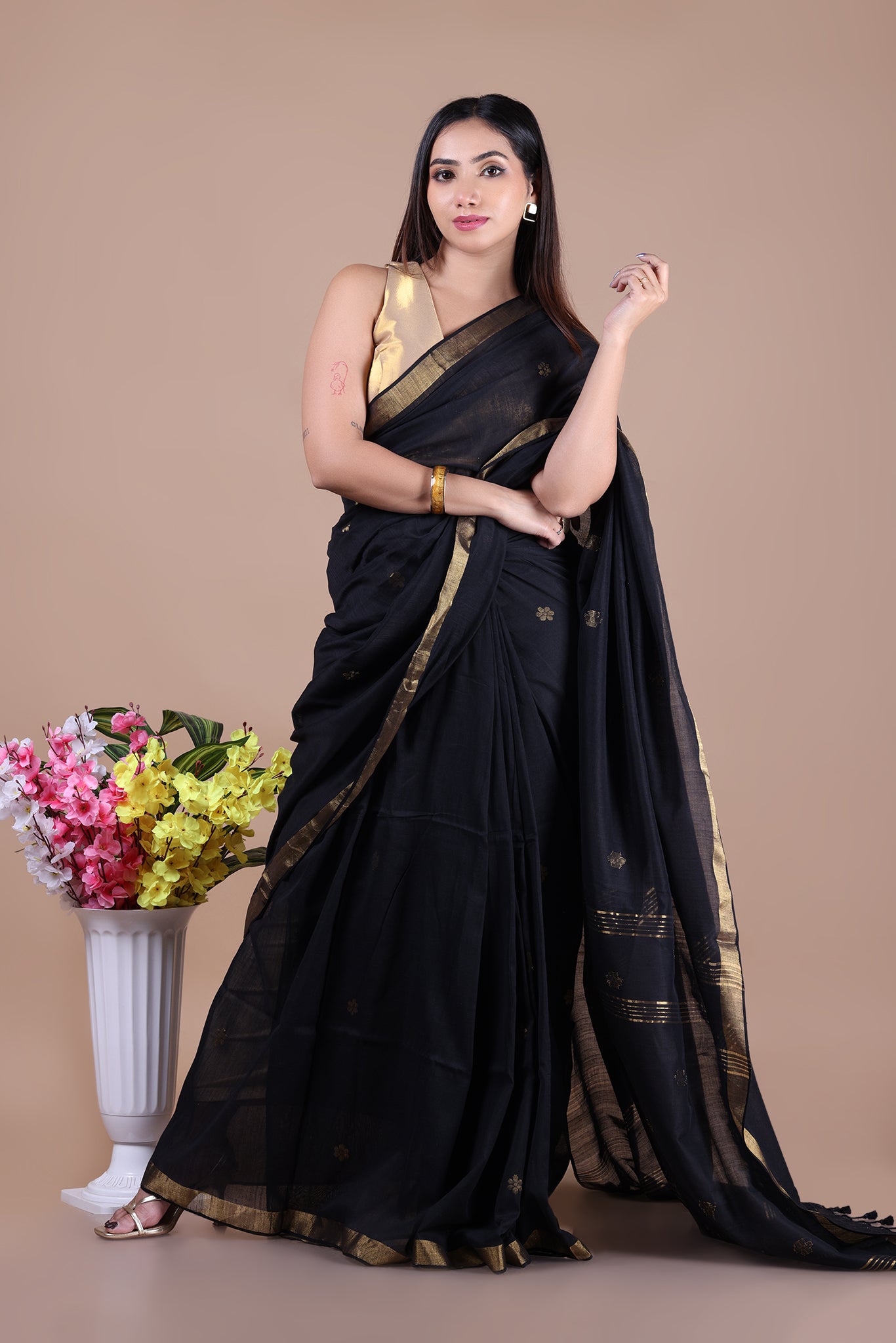 Ravi: Floral butti Mul Cotton Jamdani Saree_Black
