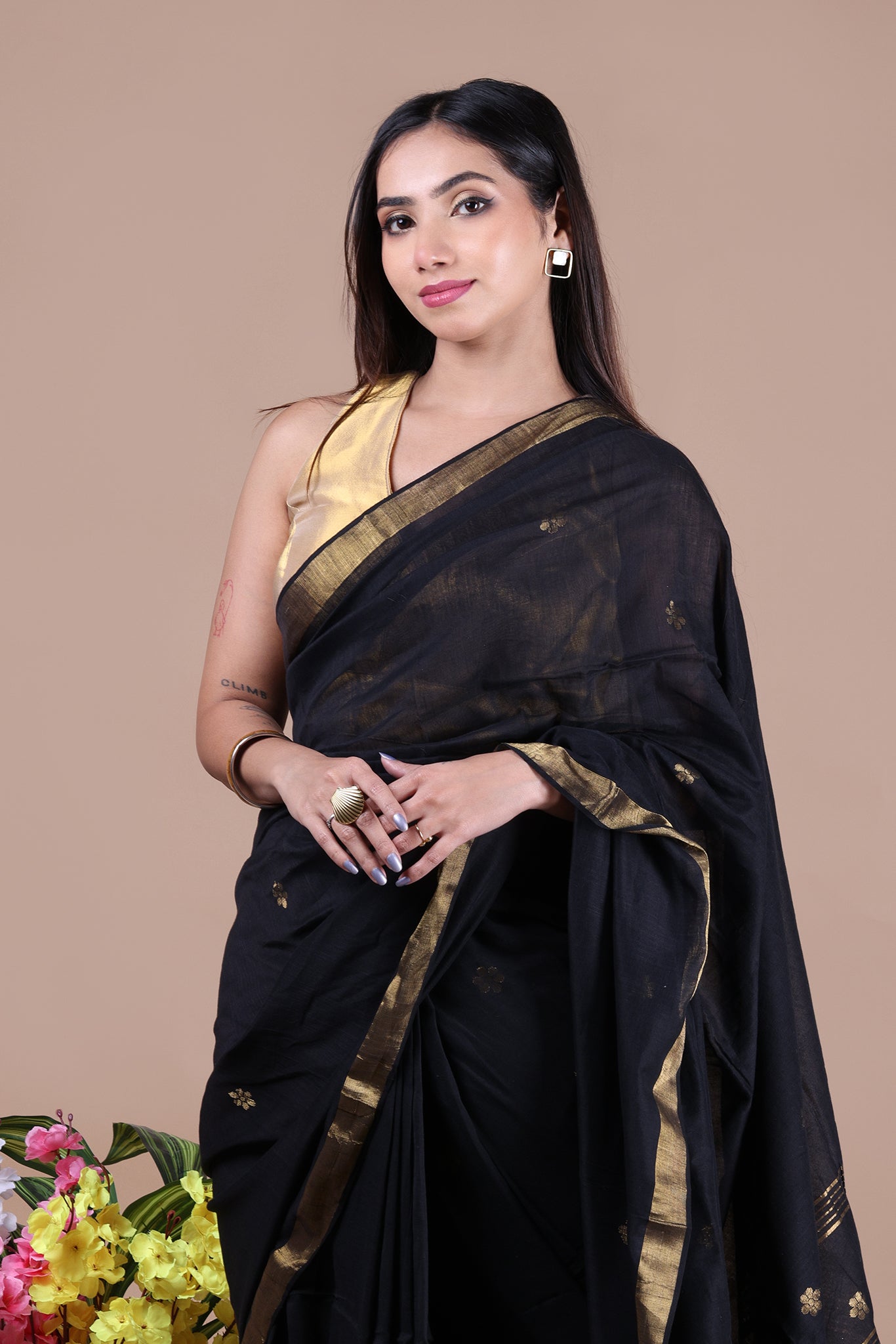 Ravi: Floral butti Mul Cotton Jamdani Saree_Black