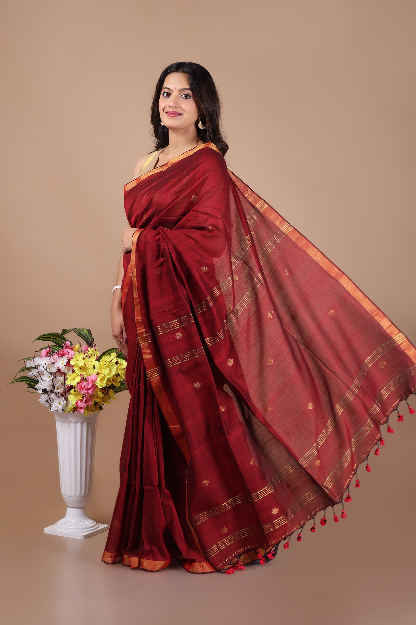 Ravi: Floral butti Mul Cotton Jamdani Saree