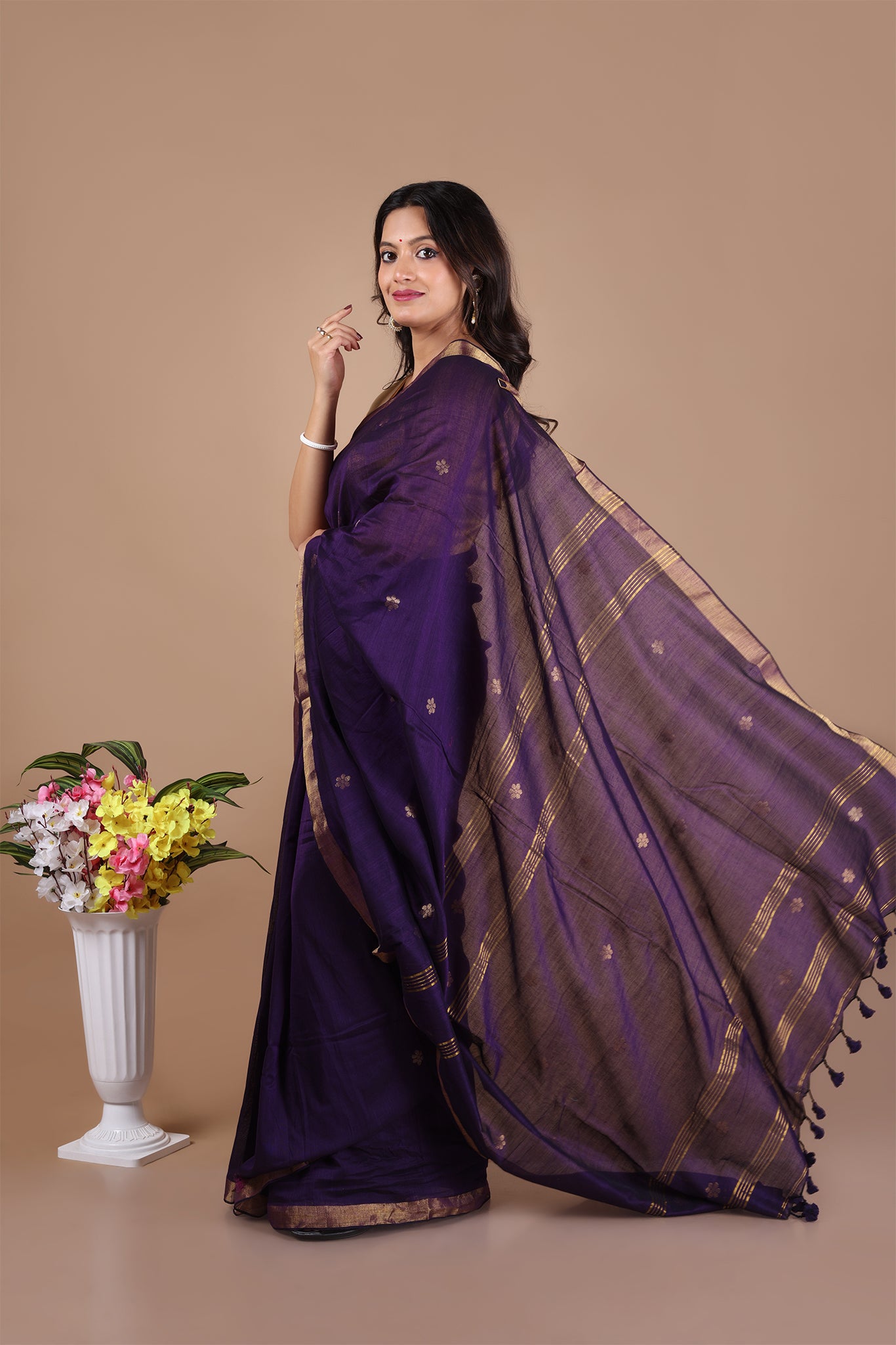 Ravi: Floral butti Mul Cotton Jamdani Saree_Blue