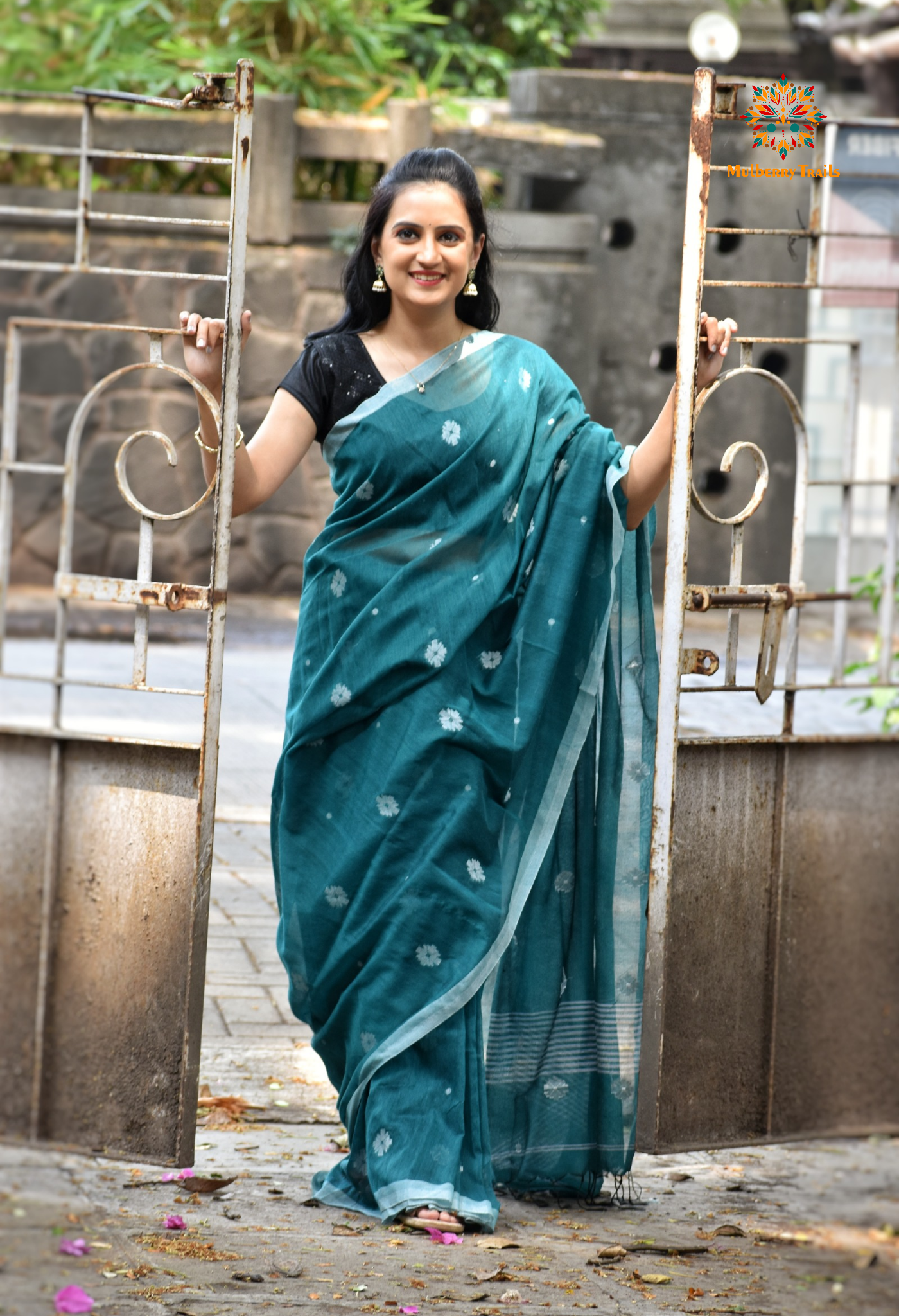 Aravi: Flowy Summer Cotton Saree Green White